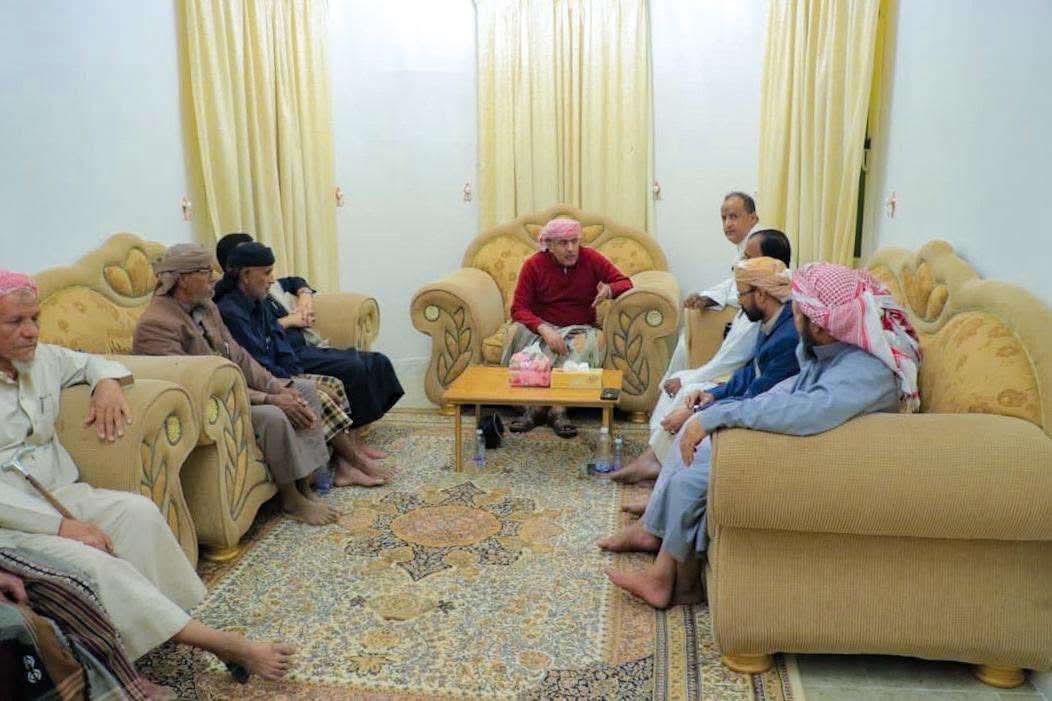 اخبار-حضرموت-|-الكثيري-يلتقي-عدداً-من-مشايخ-وأعيان-وادي-وصحراء-حضرموت-ويؤكد-أهمية-تماسك-الجبهة-الداخلية