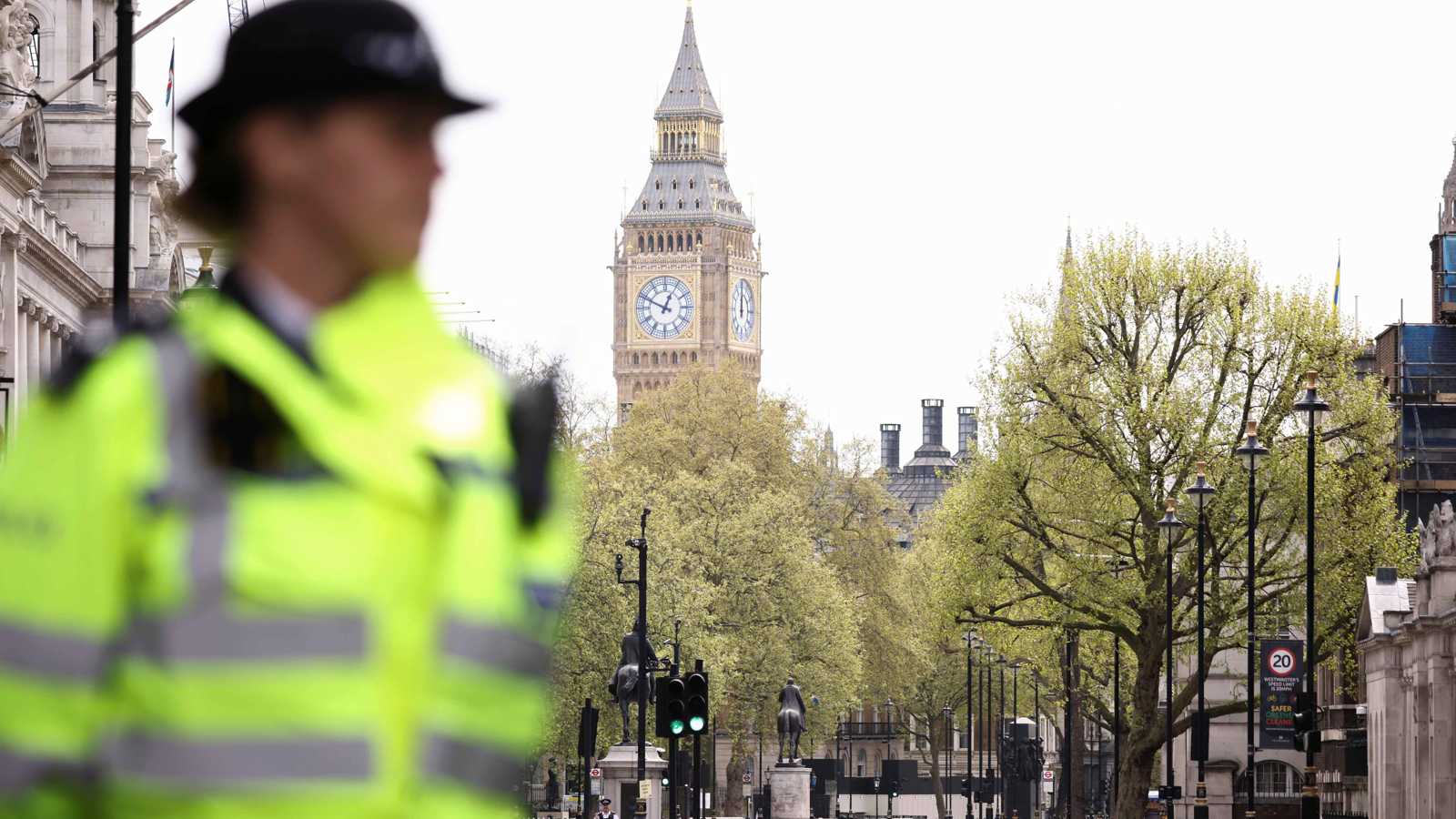 جورج كلوني يؤكد حرصه على البيئة عبر السفر بالقطار