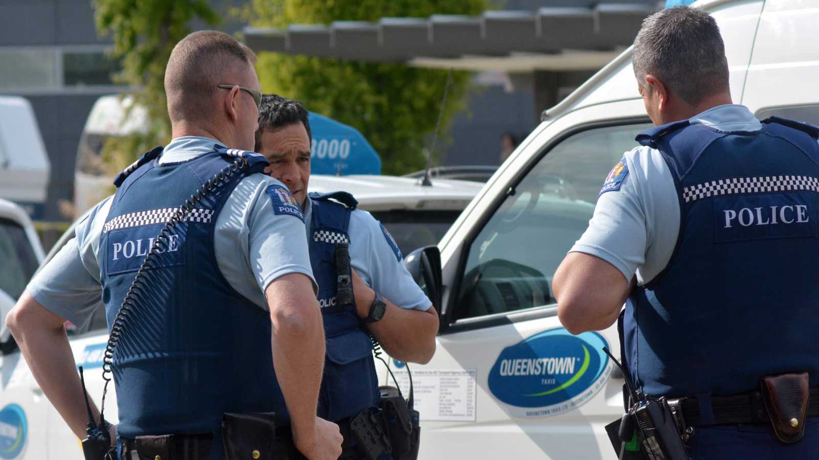 ولادة نادرة لشبلين من الأسود البيضاء المهددة بالانقراض (فيديو)