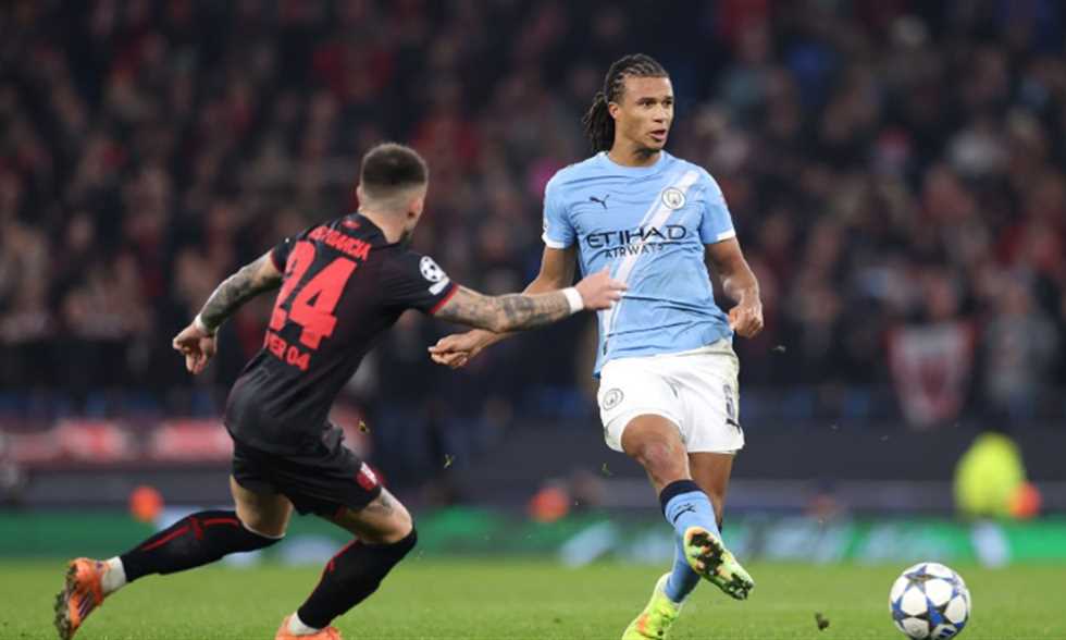 آس: برشلونة يدرس ضم أكي لدعم الدفاع