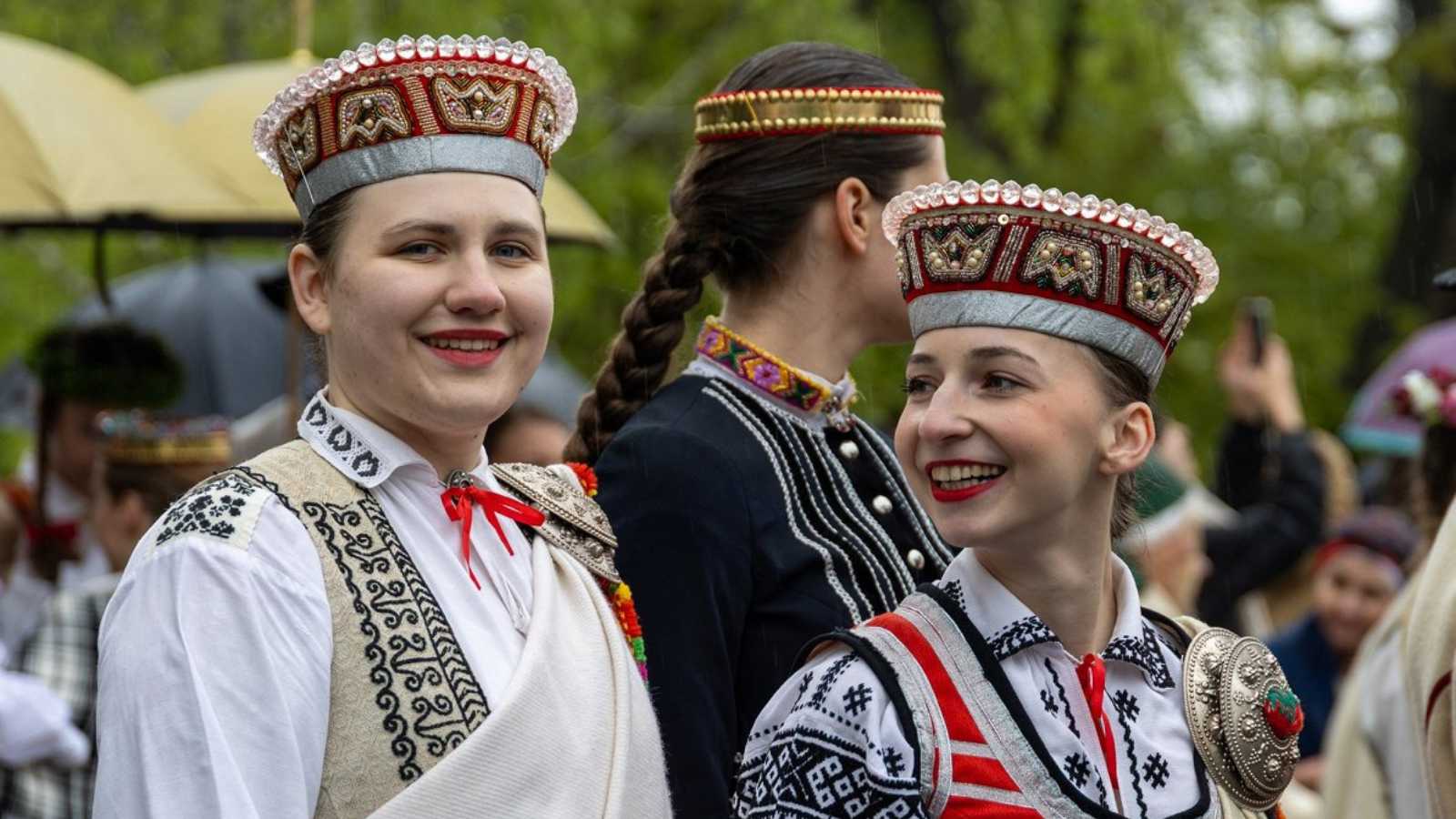 “كرة قدم في السماء”.. فيديو مذهل يحقق ملايين المشاهدات