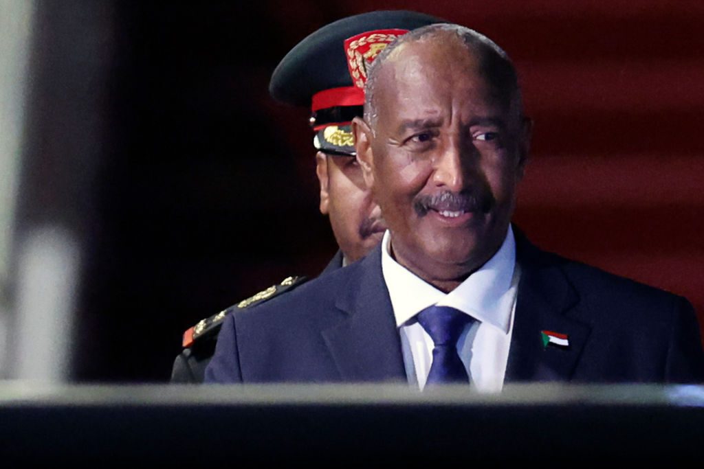 "ابن الأكرمين".. البرهان ينشر صورة مع ولي العهد السعودي خلال زيارته للمملكة