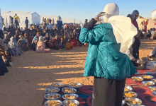 توزيع وجبات طعام  ومياه على اللاجئين السودانيين في مخيم تلوم شرق تشاد (فيديو)