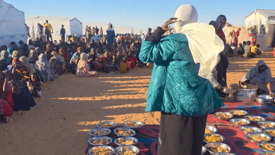 توزيع وجبات طعام  ومياه على اللاجئين السودانيين في مخيم تلوم شرق تشاد (فيديو)