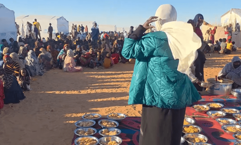 توزيع وجبات طعام  ومياه على اللاجئين السودانيين في مخيم تلوم شرق تشاد (فيديو)