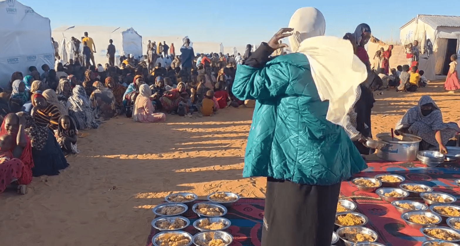 توزيع وجبات طعام  ومياه على اللاجئين السودانيين في مخيم تلوم شرق تشاد (فيديو)