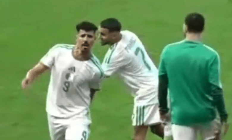 تصرف المهاجم الجزائري بونجاح مع زميله محرز بعد الفوز على السودان يثير جدلا واسعا (فيديو)