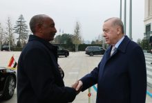 السودان.. فيديو تحية مختلفة من البرهان لرئيس استخبارات تركيا وكلمات عربية بحديث مع أردوغان
