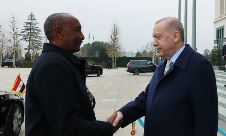 السودان.. فيديو تحية مختلفة من البرهان لرئيس استخبارات تركيا وكلمات عربية بحديث مع أردوغان