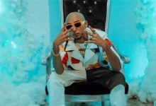 امرأة تتلقى بريد إنهاء خدمة من شركة لم تعمل بها