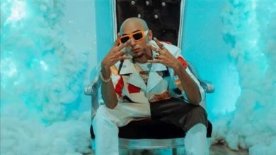 امرأة تتلقى بريد إنهاء خدمة من شركة لم تعمل بها