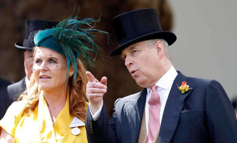 بعد تجريده من ألقابه.. الأمير أندرو يظهر في "مناسبة عائلية"