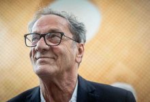 طبيب محمد منير يكشف حقيقة وضعه الصحي