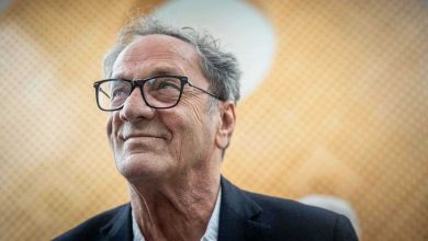 طبيب محمد منير يكشف حقيقة وضعه الصحي