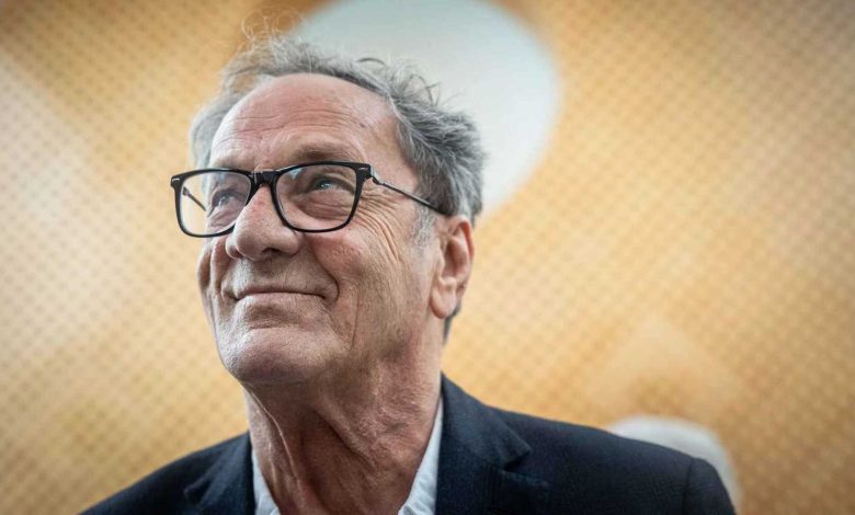 طبيب محمد منير يكشف حقيقة وضعه الصحي