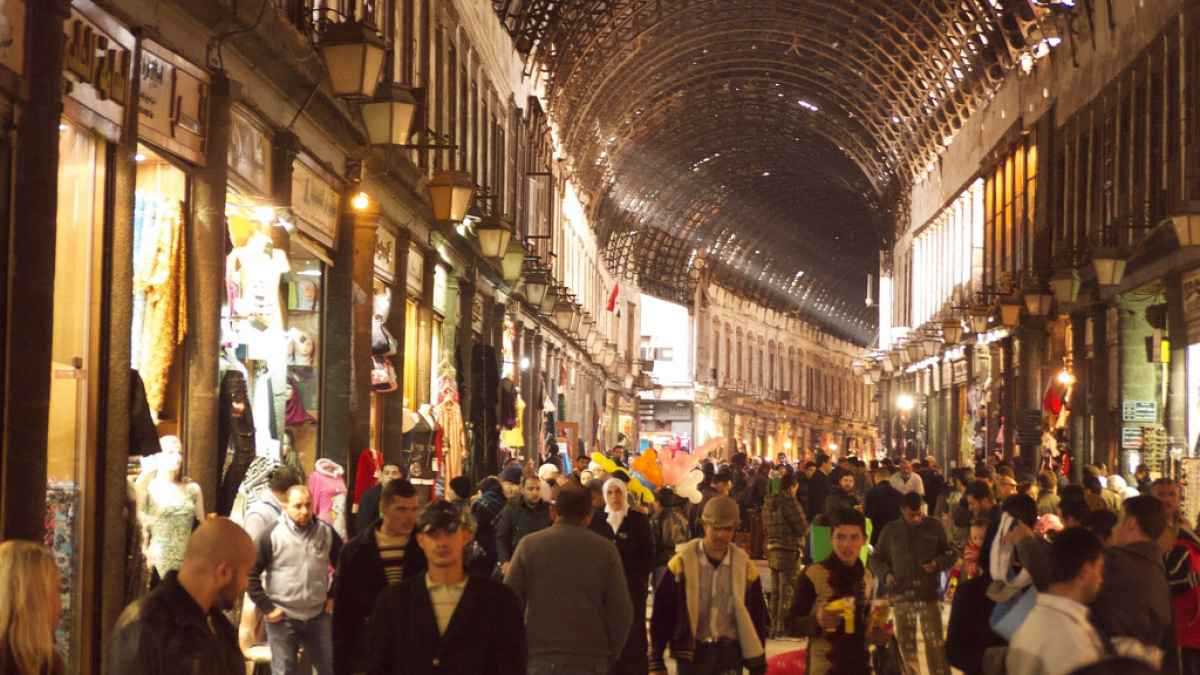 الهجوم على سلاف فواخرجي يعيد جدل