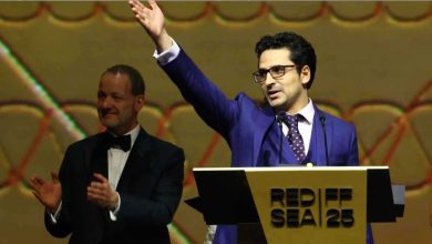 أنثى دب قطبي تتبنّى شبلًا غريبا عن نسلها.. والعلماء في حالة ذهول