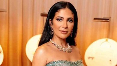 امرأة تبحث عن