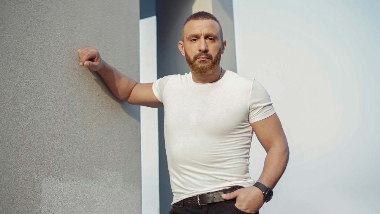 أثارت جدلًا واسعًا.. كيف خطفت لوحة محمود المليجي الأنظار من أحمد السقا؟