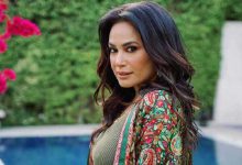 امرأة تبحث عن