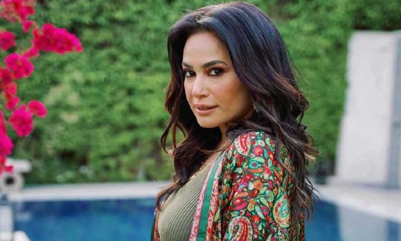 امرأة تبحث عن