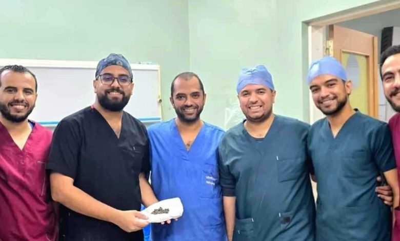 على ارتفاع 35 ألف قدم.. مسافر يصنع قهوته في الطائرة (فيديو)