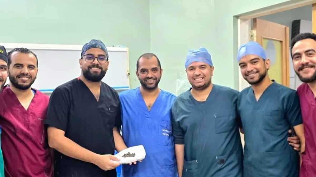 على ارتفاع 35 ألف قدم.. مسافر يصنع قهوته في الطائرة (فيديو)