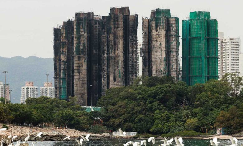 "ألواح الموت".. اعتقال 12 مقاولاً بتهم فساد بعد حريق هونغ كونغ