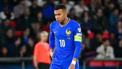 لماذا يرتدي نجم المنتخب السعودي جوارب ممزقة؟ (صور)