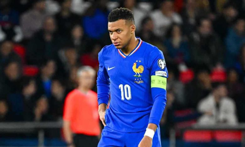 لماذا يرتدي نجم المنتخب السعودي جوارب ممزقة؟ (صور)