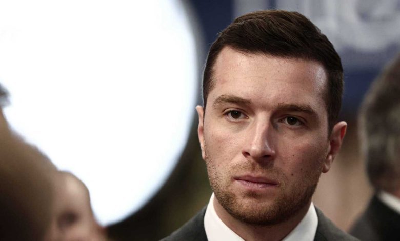 بعد تجريده من ألقابه.. الأمير أندرو يظهر في