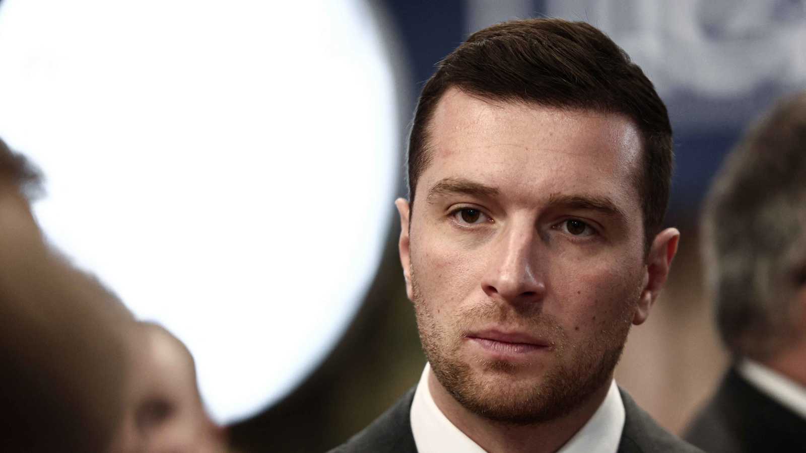 بعد تجريده من ألقابه.. الأمير أندرو يظهر في