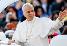 امرأة تبحث عن