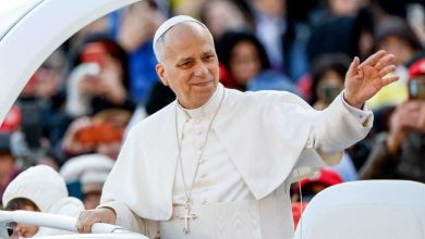 امرأة تبحث عن