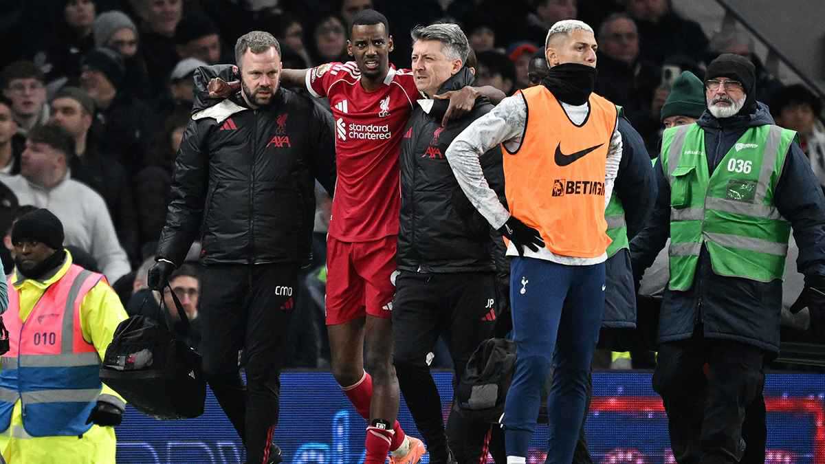 بينهم نجم الأهلي السعودي.. ليفربول يجهز 5 بدائل لإيزاك