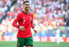 يضحك رغم التعادل.. سلوت يفجر غضب جمهور ليفربول (فيديو)