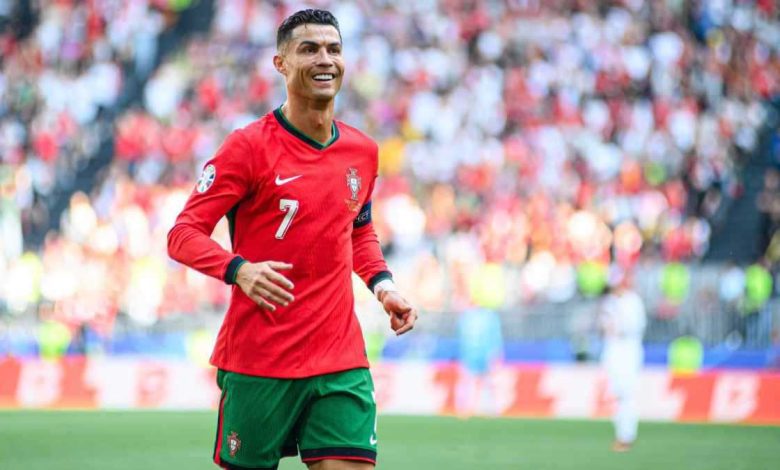 يضحك رغم التعادل.. سلوت يفجر غضب جمهور ليفربول (فيديو)