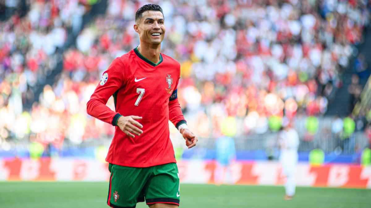 يضحك رغم التعادل.. سلوت يفجر غضب جمهور ليفربول (فيديو)