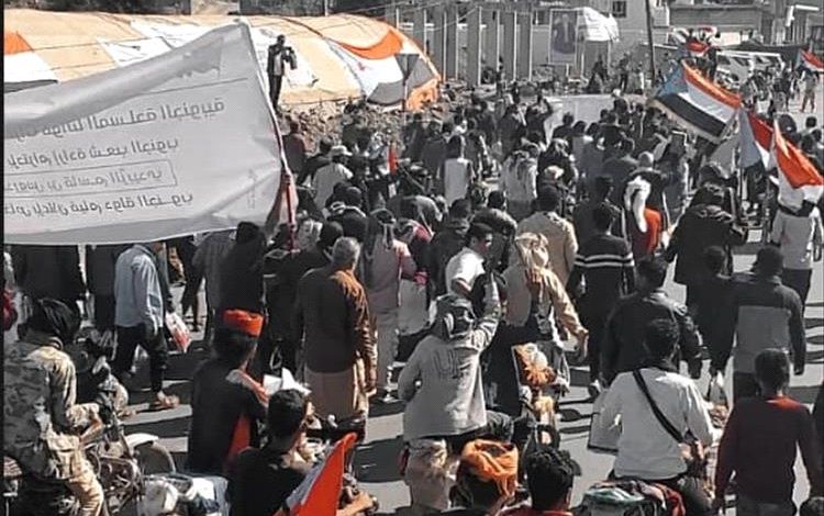 أبناء الأزارق يحتشدون في مخيم الاعتصام بالضالع تأكيدًا على استعادة الدولة الجنوبية