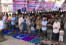 أبناء دلتا أبين يؤدون صلاة الجمعة في ساحة الاعتصام المفتوح بزنجبار