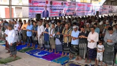 أبناء دلتا أبين يؤدون صلاة الجمعة في ساحة الاعتصام المفتوح بزنجبار