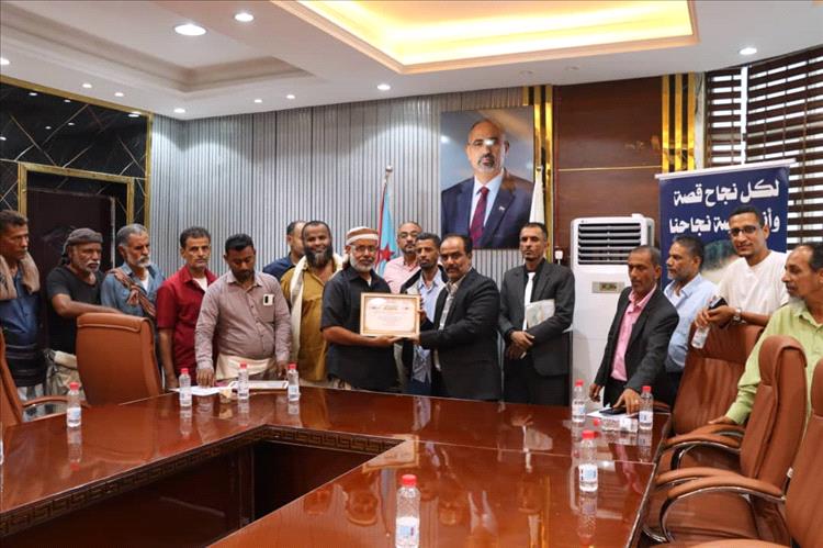 أهالي العريش بخورمكسر يكرّمون مدير عام المديرية عواس الزهري تقديرًا لجهوده الخدمية