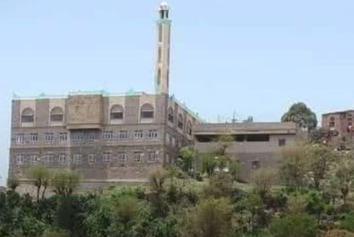 إب.. مليشيا الحوثي تحول مسجد الفرقان بالسياني إلى ثكنة عسكرية بعد اقتحامه وطرد طلابه