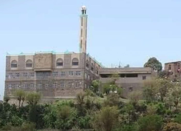 إب.. مليشيا الحوثي تحول مسجد الفرقان بالسياني إلى ثكنة عسكرية بعد اقتحامه وطرد طلابه