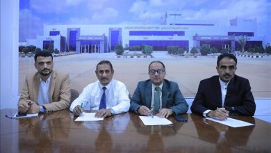 إتمام عملية الاستلام والتسليم بين مديري مطار الغيضة السلف والخلف