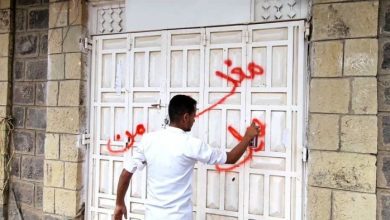 إغلاق صيدليات ومخازن أدوية مخالفة في المخا بمحافظة تعز