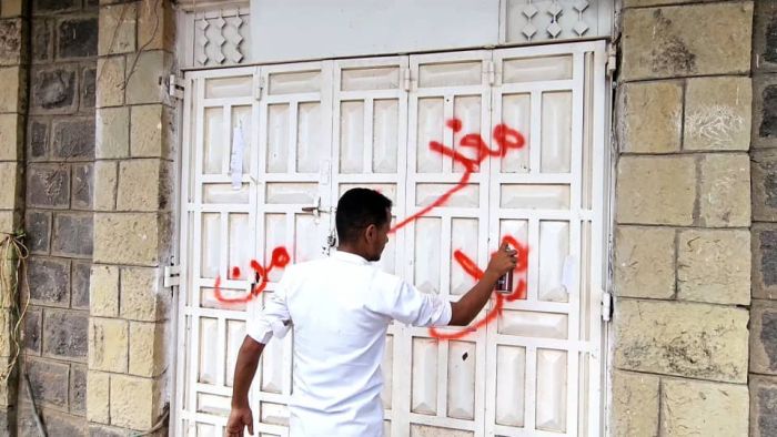 إغلاق صيدليات ومخازن أدوية مخالفة في المخا بمحافظة تعز