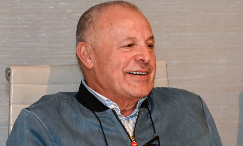 اتحاد الكرة يسابق الزمن لاستلام شحنة الملابس قبل أمم أفريقيا من الجمارك