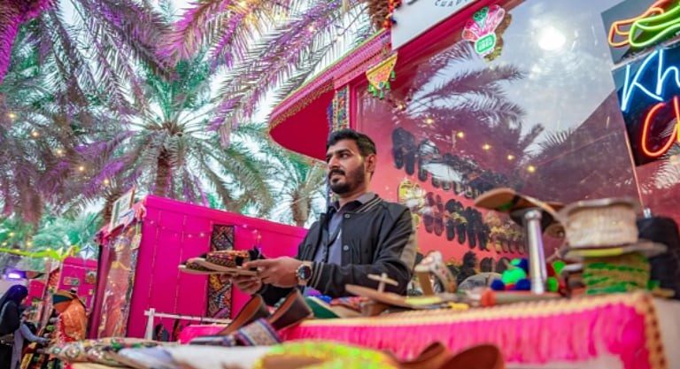 "أيام إندونيسيا".. رقصات وحرف يدوية تزين حديقة السويدي