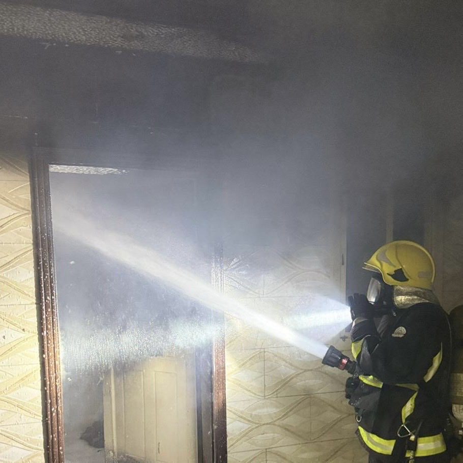 إخماد حريق في مبنى سكني بحي الزاهر بمكة.. ولا إصابات